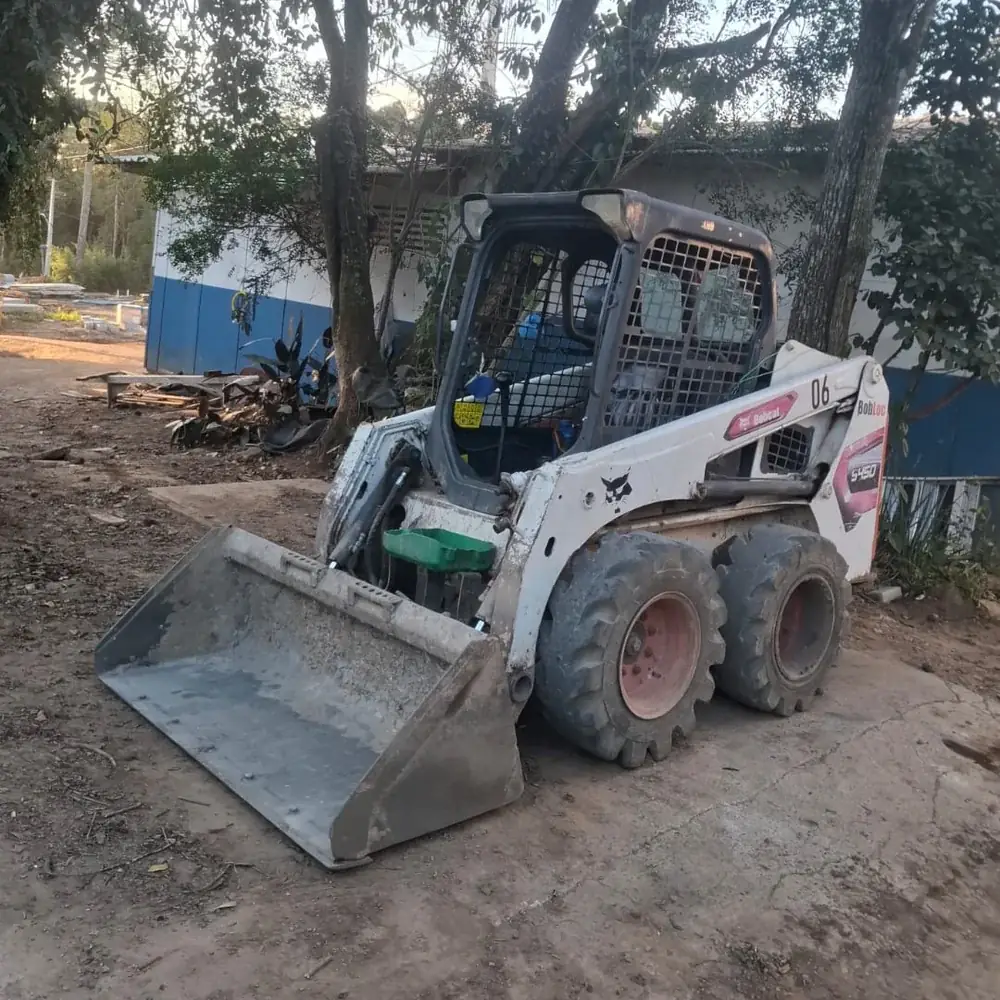 Mini carregadeira Bobcat S450 para locação em Curitiba