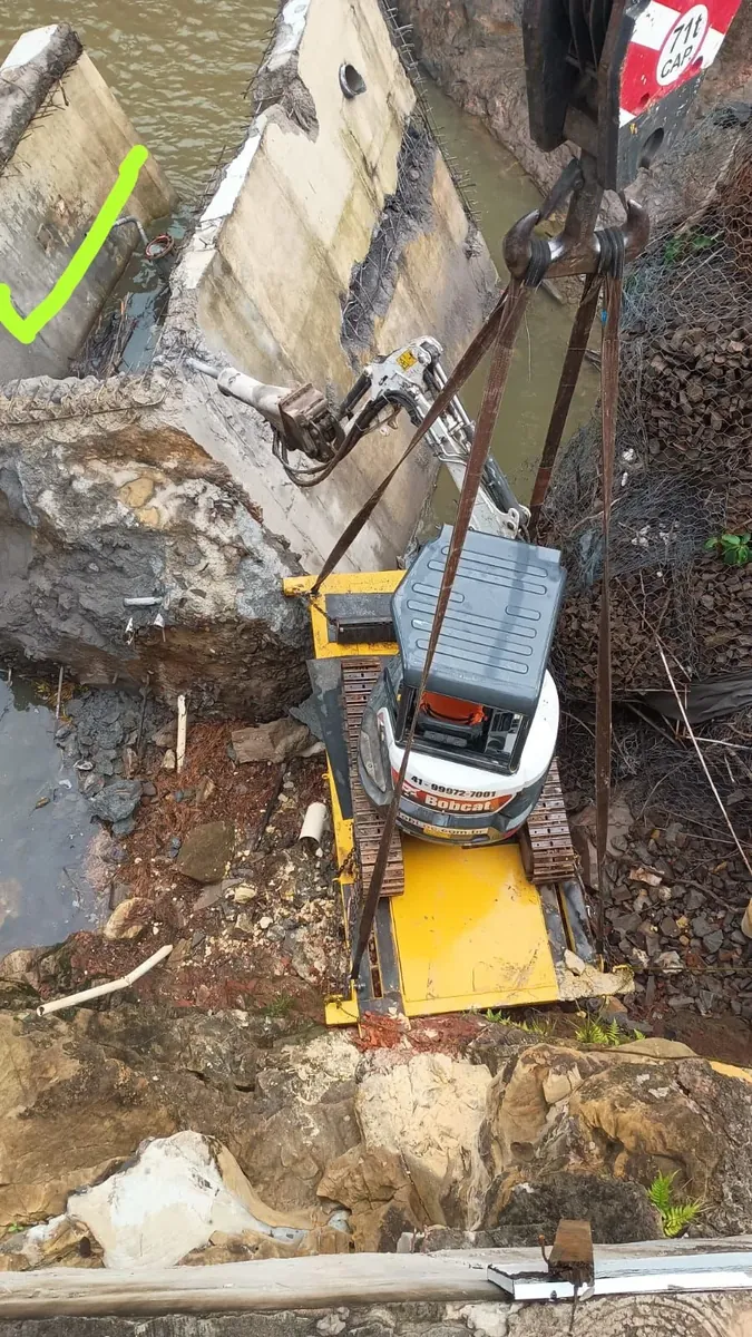 Mini escavadeira Bobcat com rompedor hidráulico em Curitiba