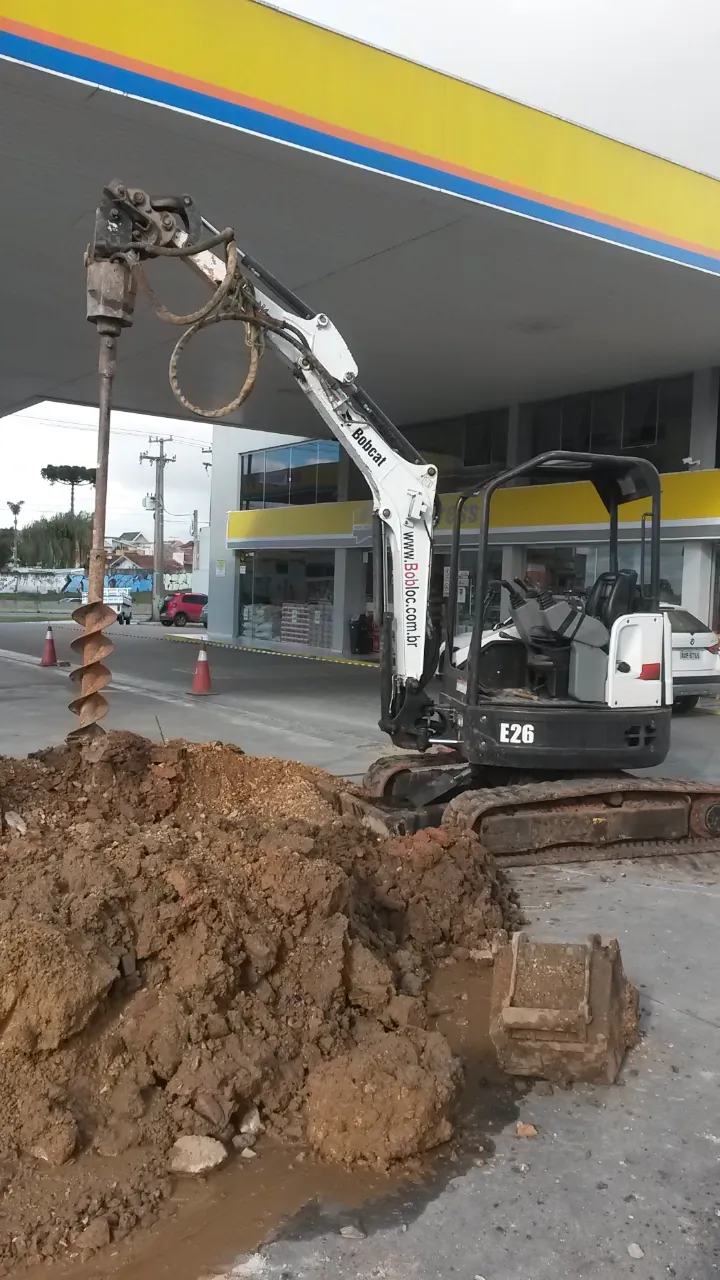 Mini escavadeira Bobcat E26 com perfuratriz de estacas em Curitiba