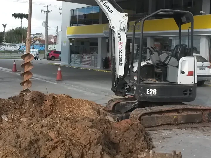 Mini escavadeira Bobcat E26 com perfuratriz de estacas em Curitiba