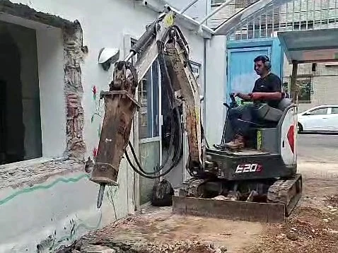 Mini escavadeira Bobcat E20 com rompedor