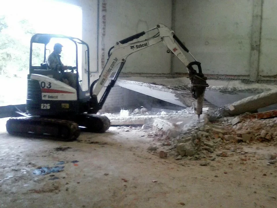 Mini escavadeira Bobcat E26 e E27z para locação com rompedor em Curitiba