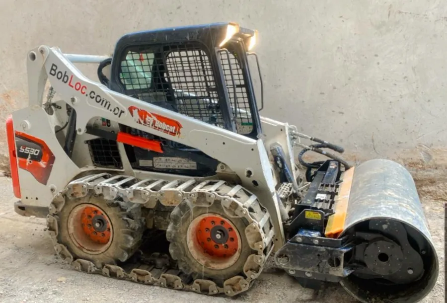 Compactação de solo em obra residencial