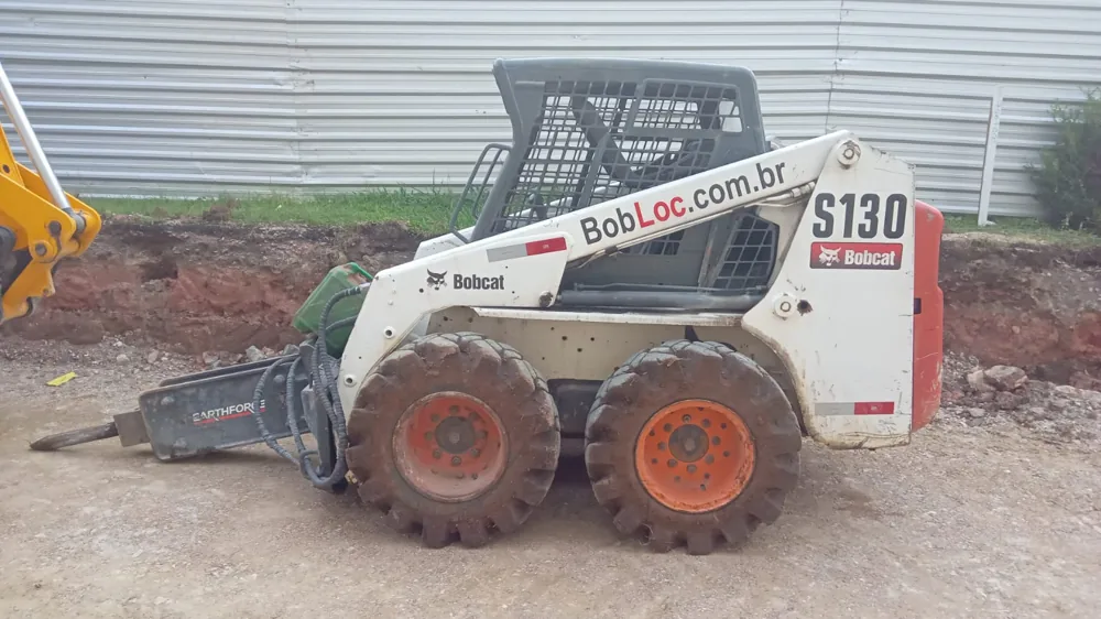 Mini carregadeira Bobcat com rompedor hidraulico em Curitiba