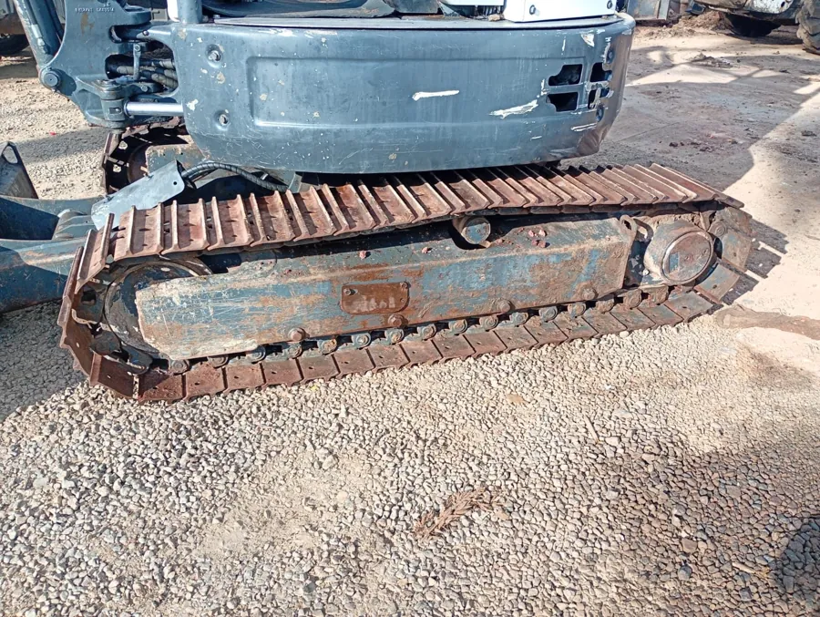 Mini Escavadeira Bobcat E26 usada à venda em Curitiba