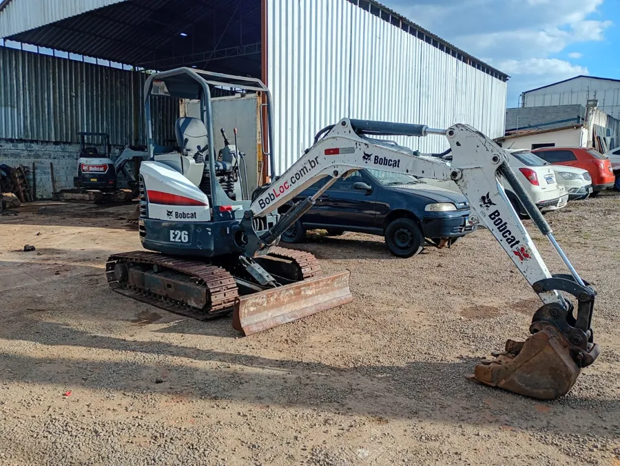 Mini Escavadeira Bobcat E26 usada à venda em Curitiba