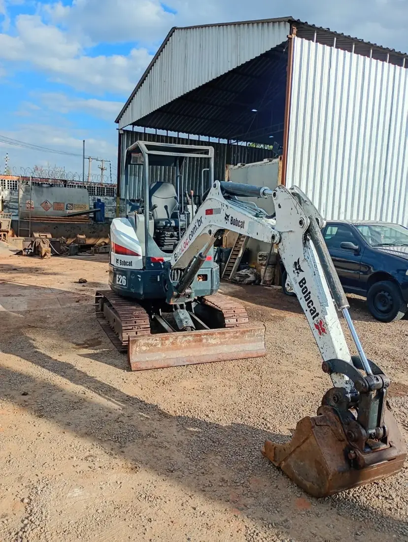 Mini Escavadeira Bobcat E26 usada à venda em Curitiba