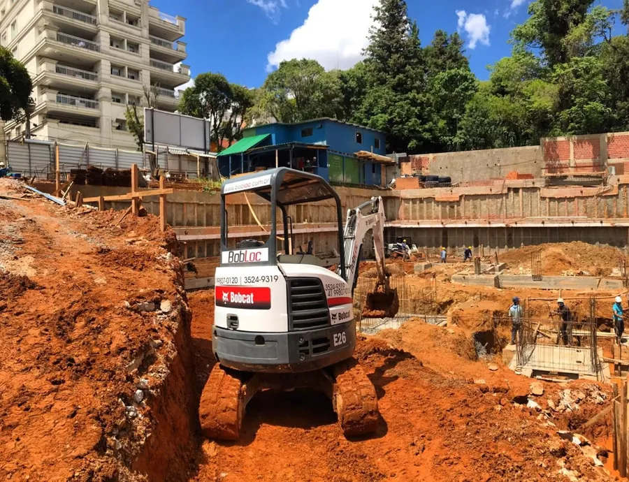 Mini Escavadeira Bobcat E26 usada à venda em Curitiba