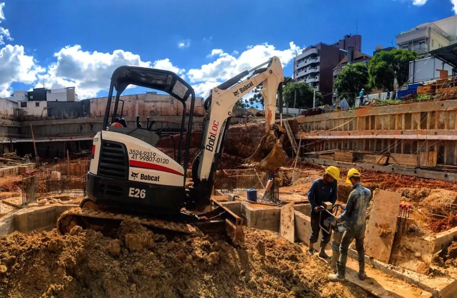 Mini Escavadeira Bobcat E26 usada à venda em Curitiba