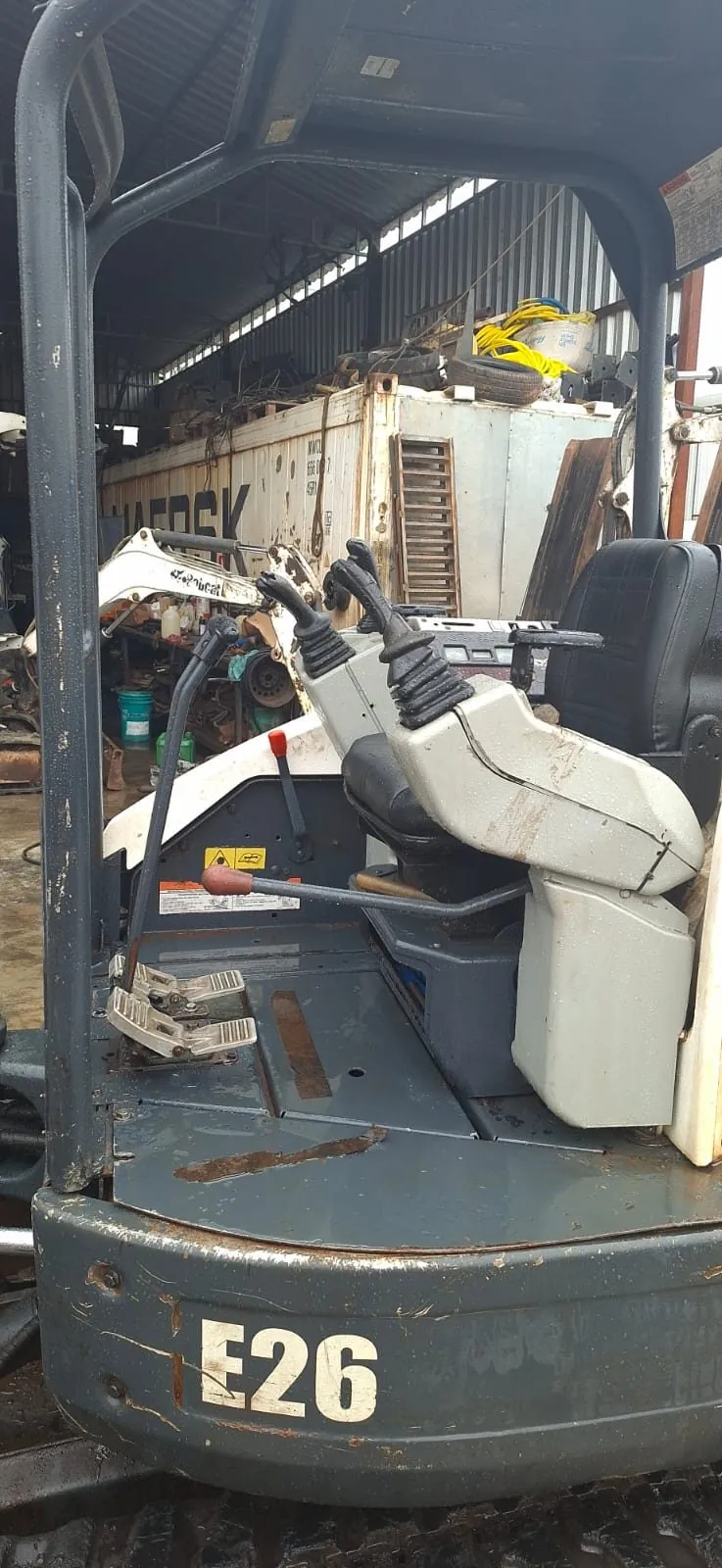 Mini Escavadeira Bobcat E26 usada à venda em Curitiba