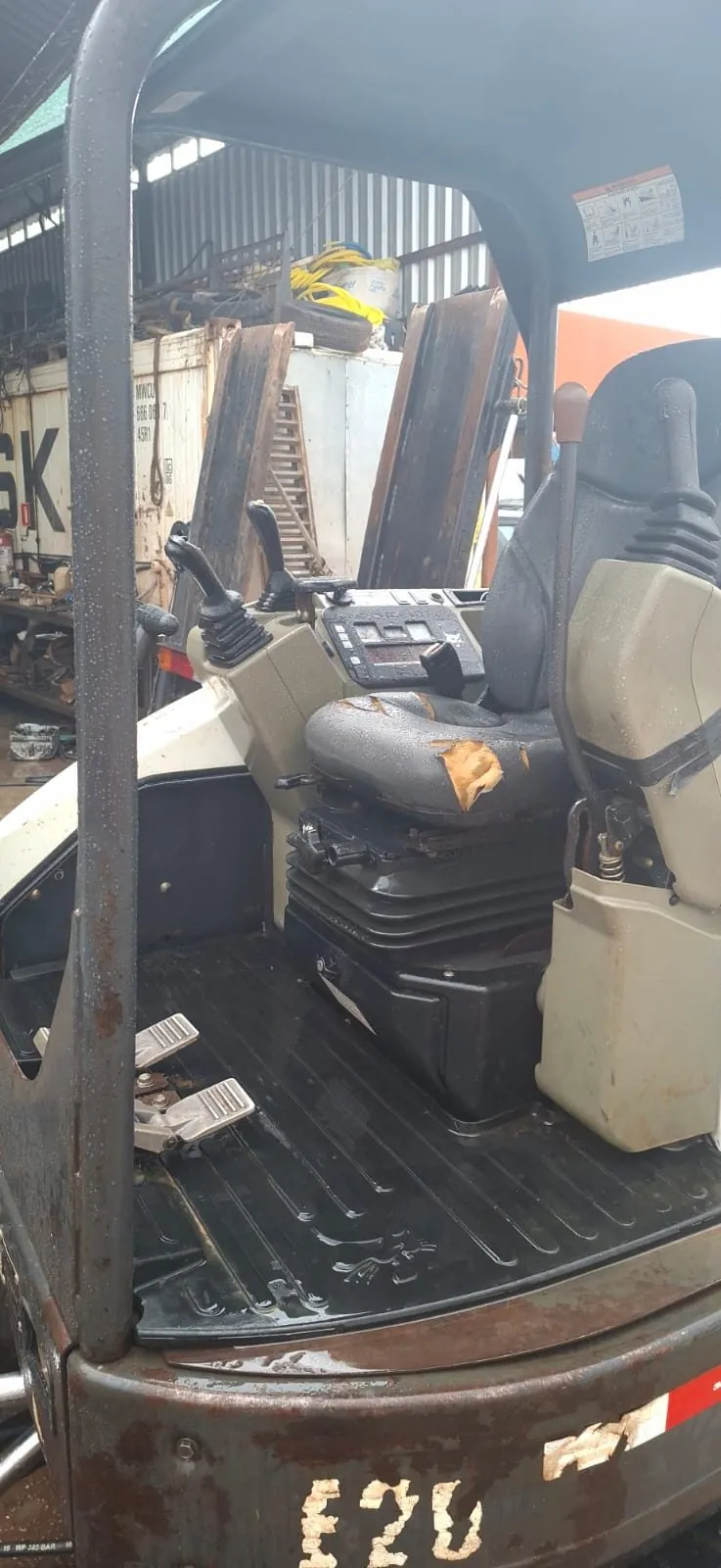 Mini Escavadeira Bobcat E26 usada à venda em Curitiba