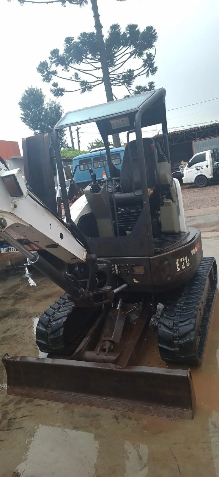 Mini Escavadeira Bobcat E26 usada à venda em Curitiba