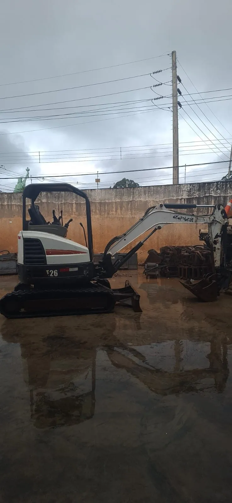 Mini Escavadeira Bobcat E26 usada à venda em Curitiba