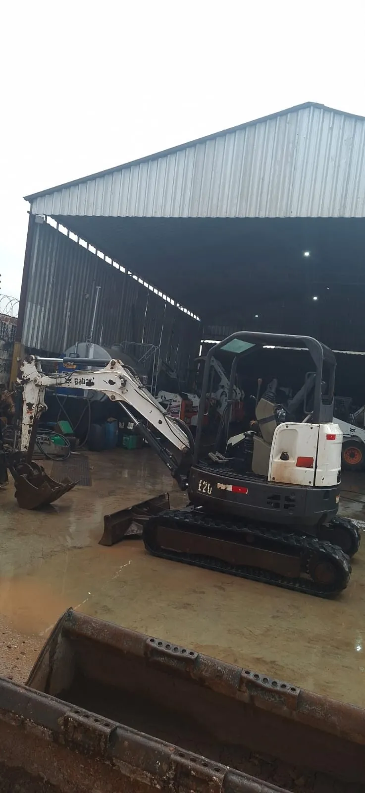 Mini Escavadeira Bobcat E26 usada à venda em Curitiba