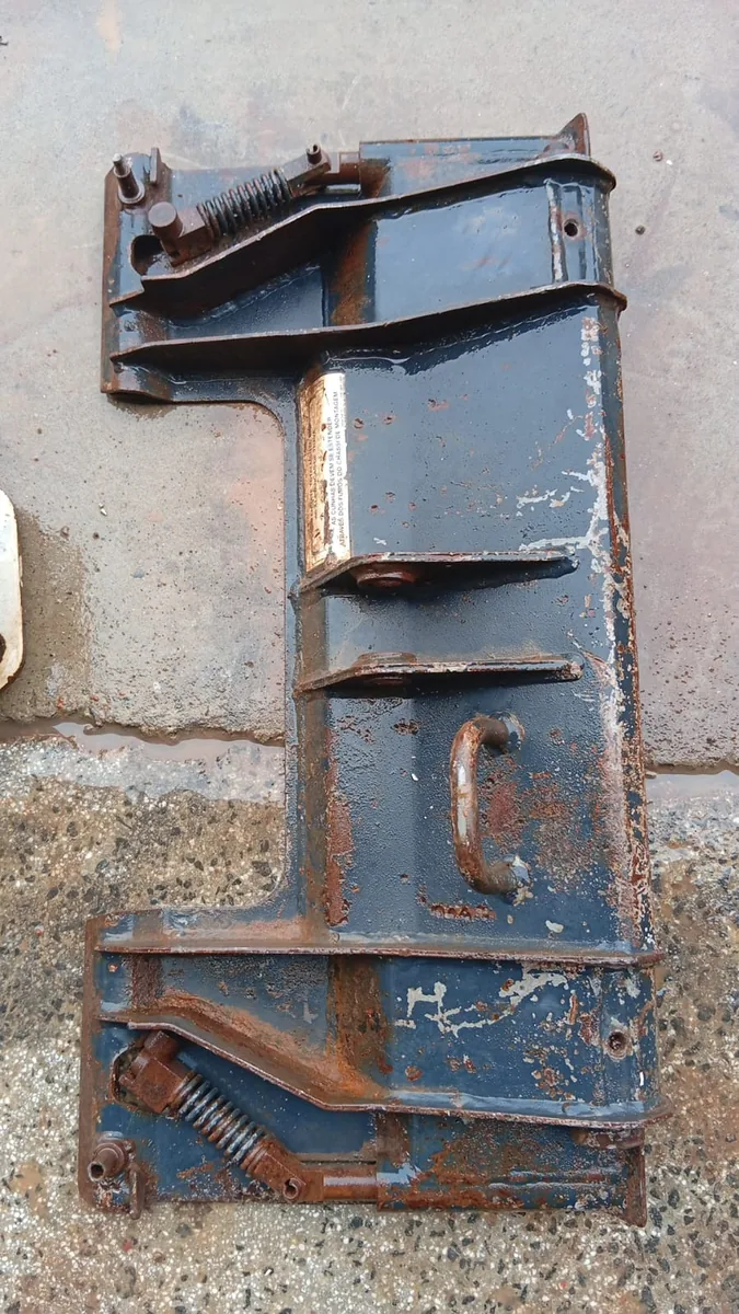Placa de engate Bob-Tach de Bobcat S70 com molas e alavancas à venda em Curitiba