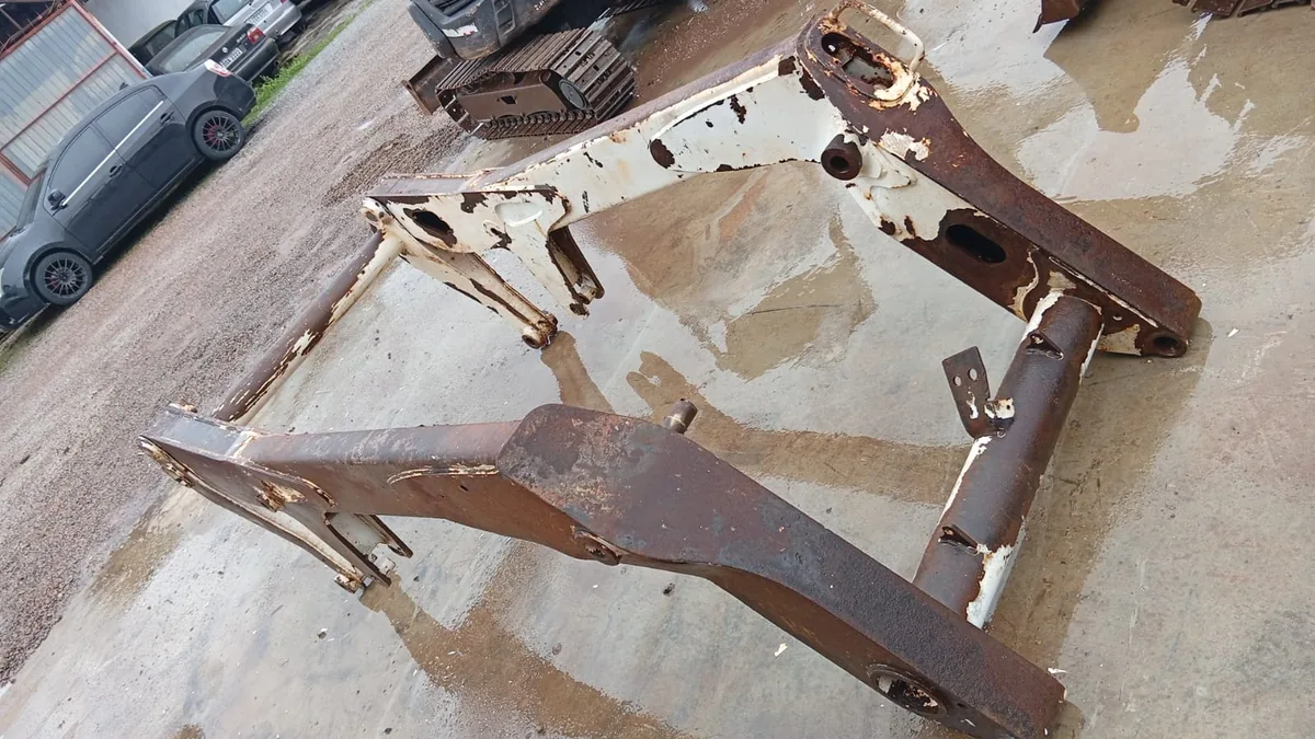 Braços de elevação Bobcat S300 vistos de cima, estrutura e travessa