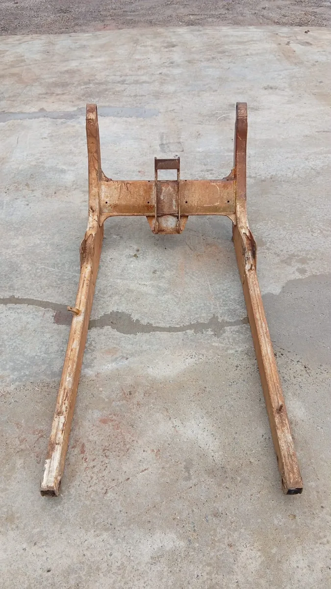 Par de braços de elevação Bobcat S70 desmontado, vista frontal