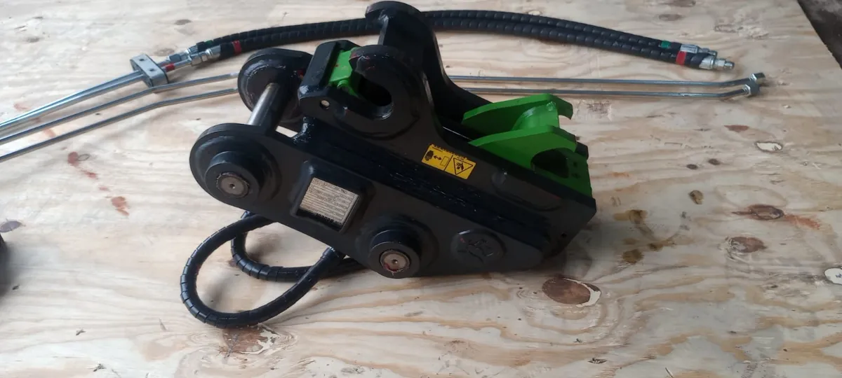 Engate rápido hidráulico para mini escavadeira, vista lateral com plaqueta