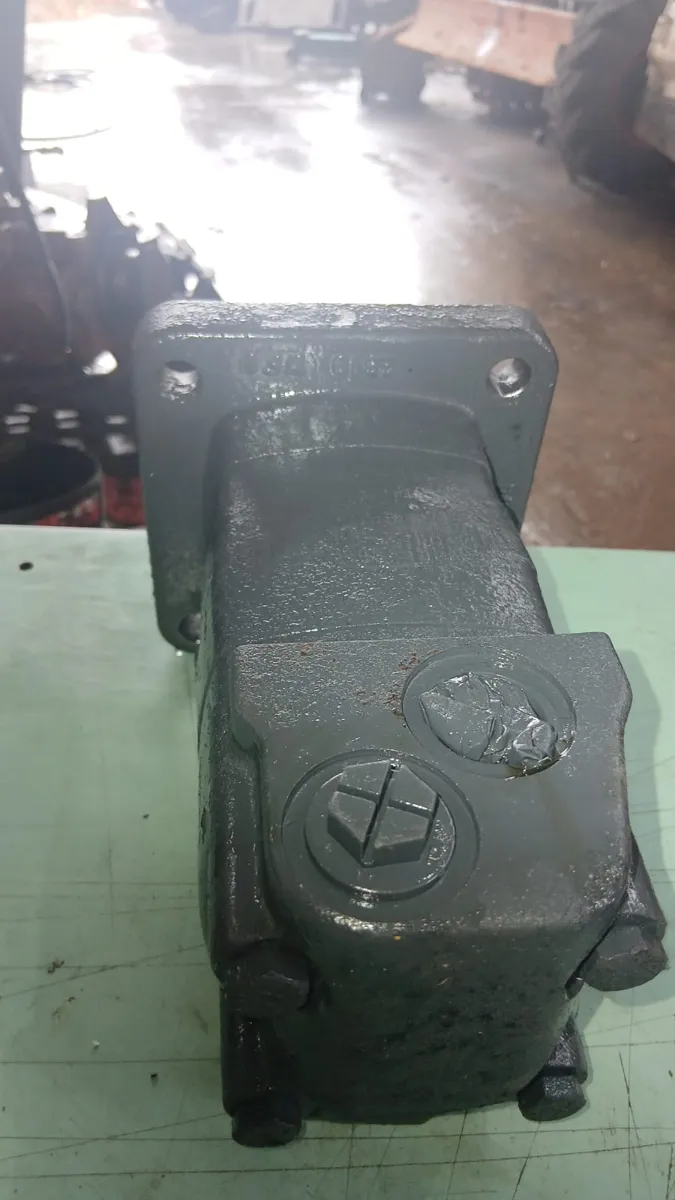 Motor hidráulico orbital Bobcat revisado e pintado, segunda unidade