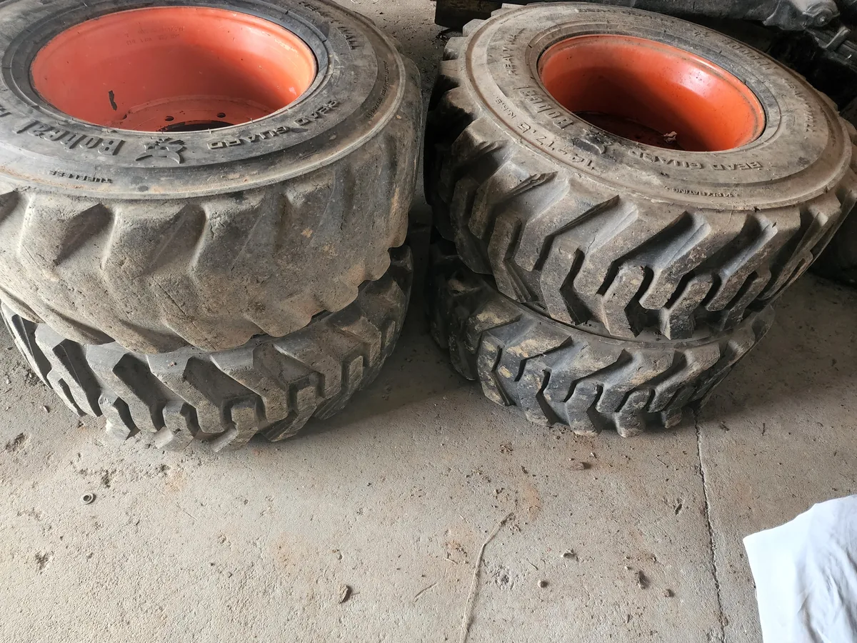 Jogo de 4 rodas Bobcat 14x17,5 com pneus Heavy Wall Bead Guard, para S750 e S850, &agrave; venda em Curitiba