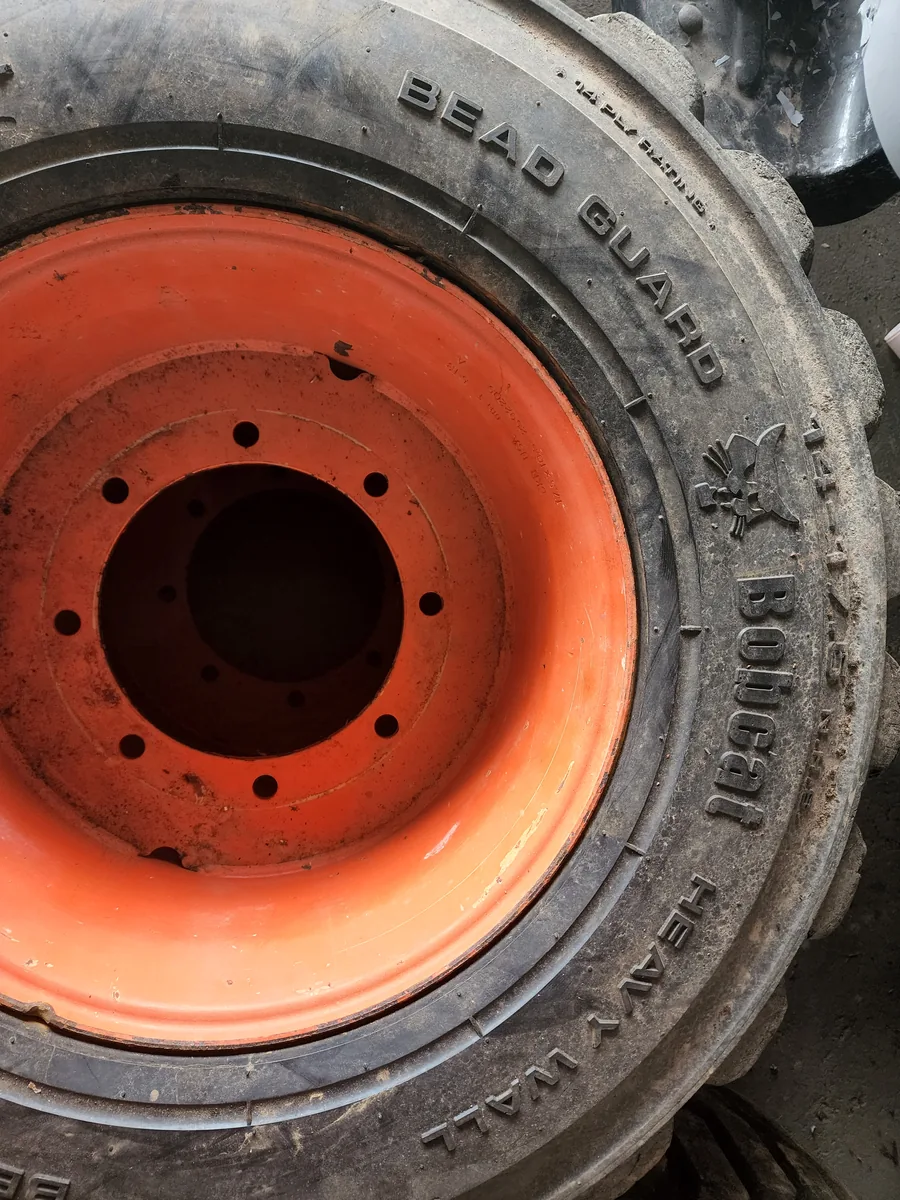 Roda Bobcat 14x17,5 com aro original de 8 furos e pneu Heavy Wall, detalhe