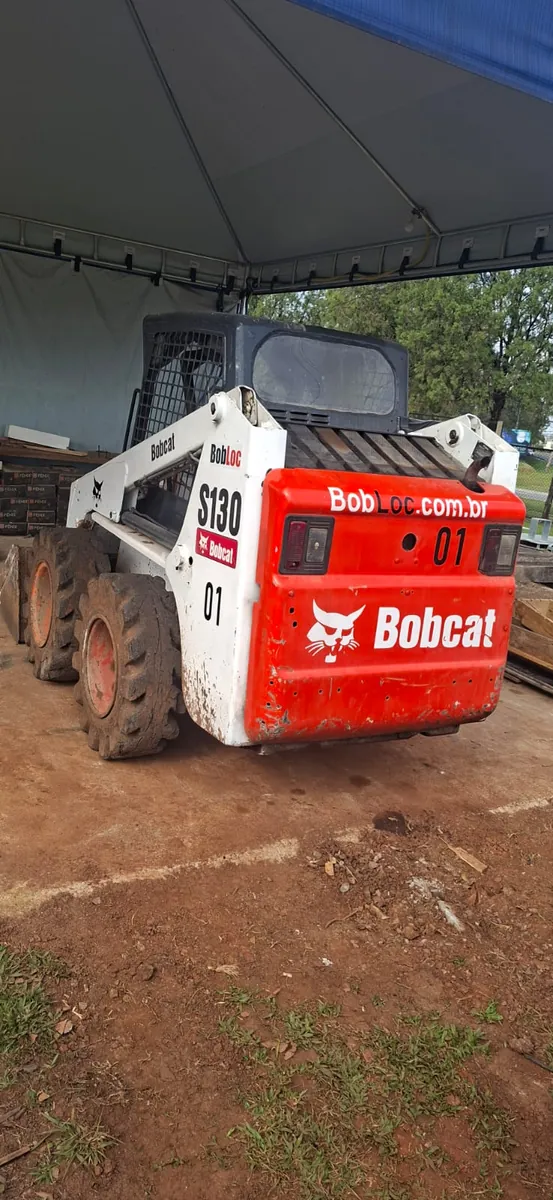 Mini carregadeira Bobcat S130 usada à venda em Curitiba, traseira com marca Bob Loc, foto 2