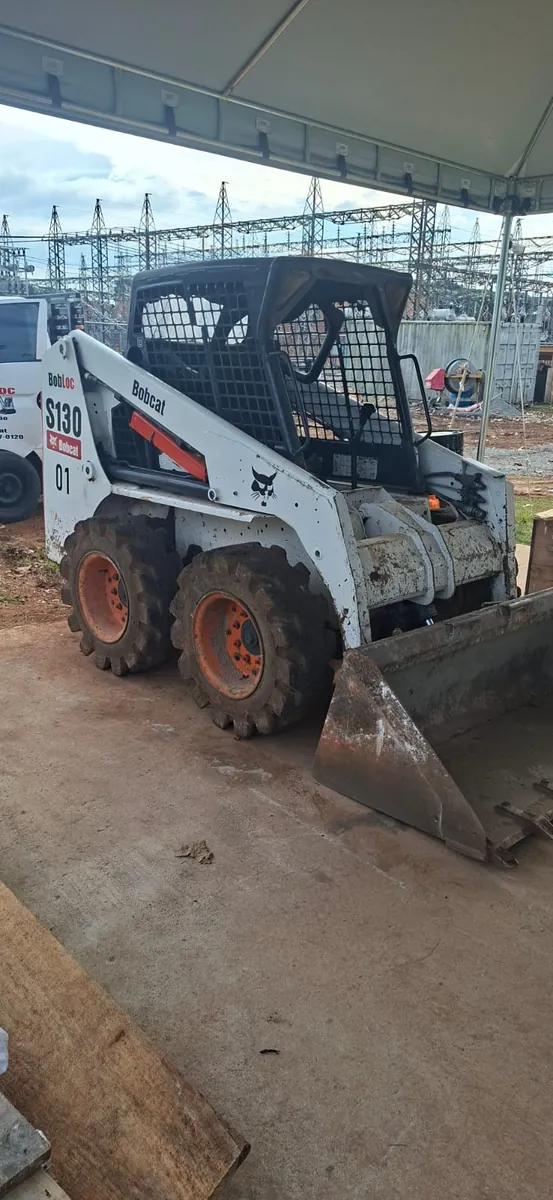 Mini carregadeira Bobcat S130 usada à venda em Curitiba, foto 3