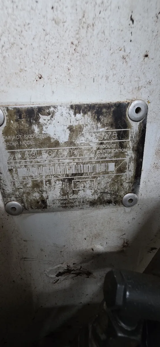 Plaqueta da Bobcat S175 2011: modelo, PID e ano de fabricação