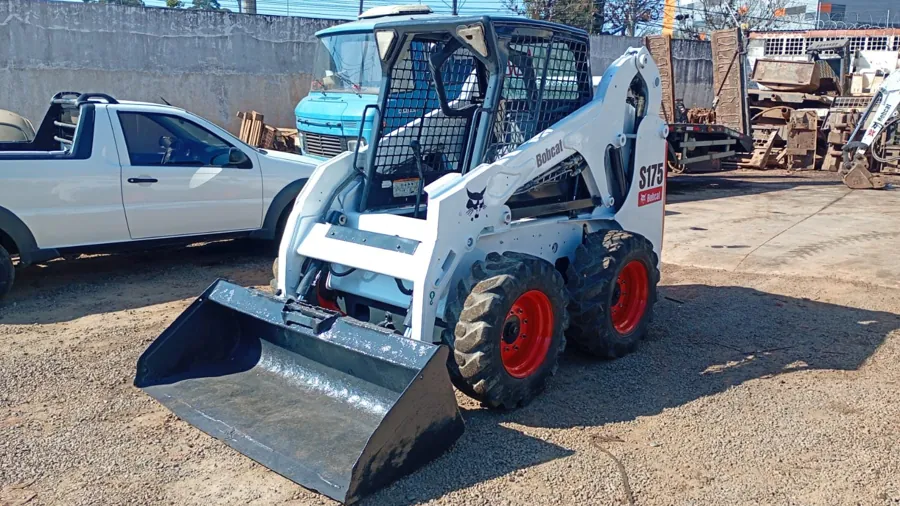 Mini Carregadeira Bobcat S175 usada à venda em Curitiba