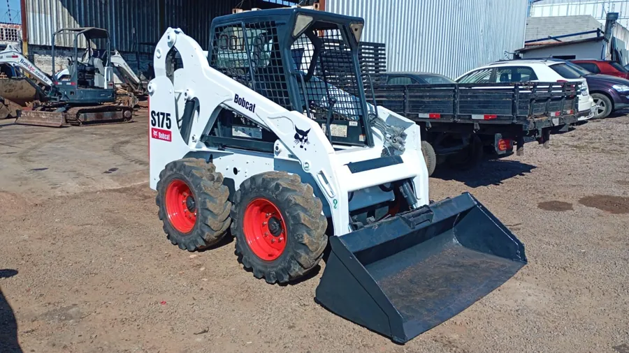 Mini Carregadeira Bobcat S175 usada à venda em Curitiba
