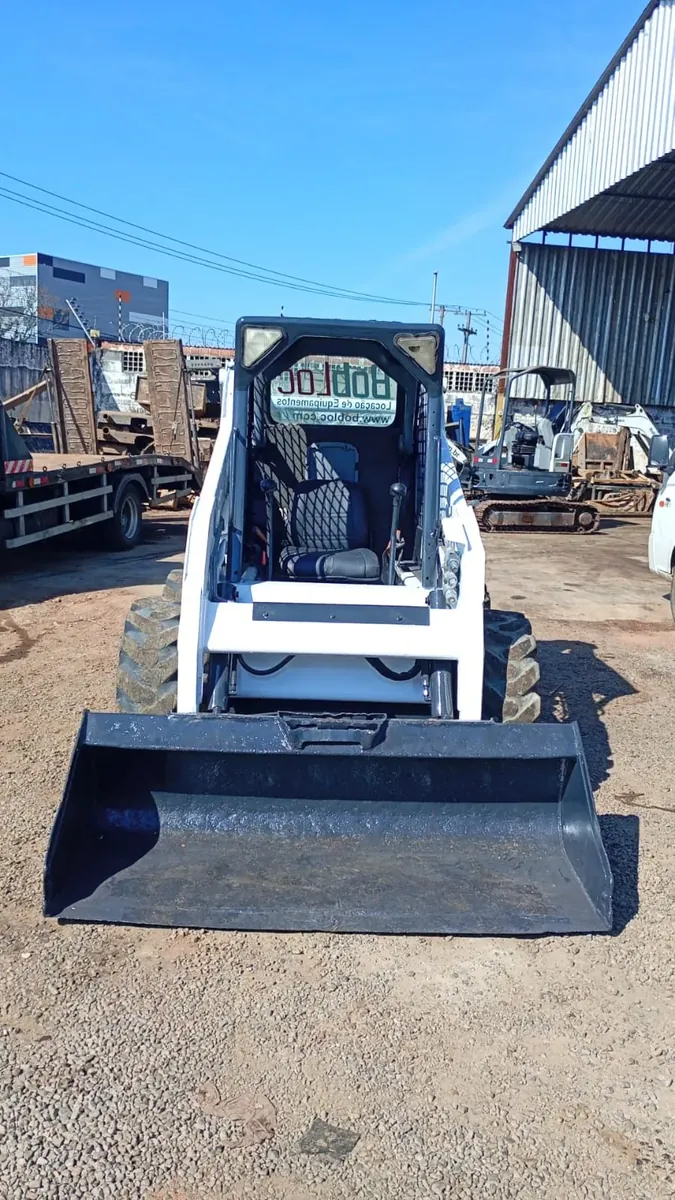 Mini Carregadeira Bobcat S175 usada à venda em Curitiba
