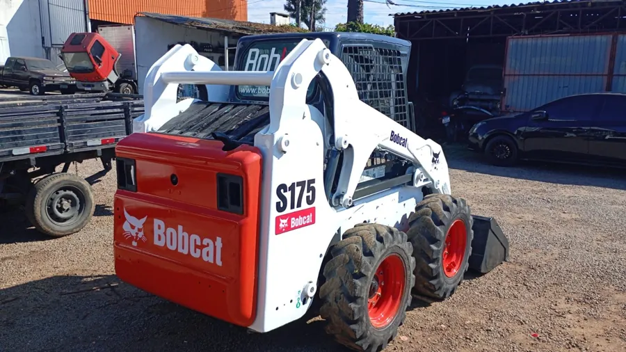 Mini Carregadeira Bobcat S175 usada à venda em Curitiba