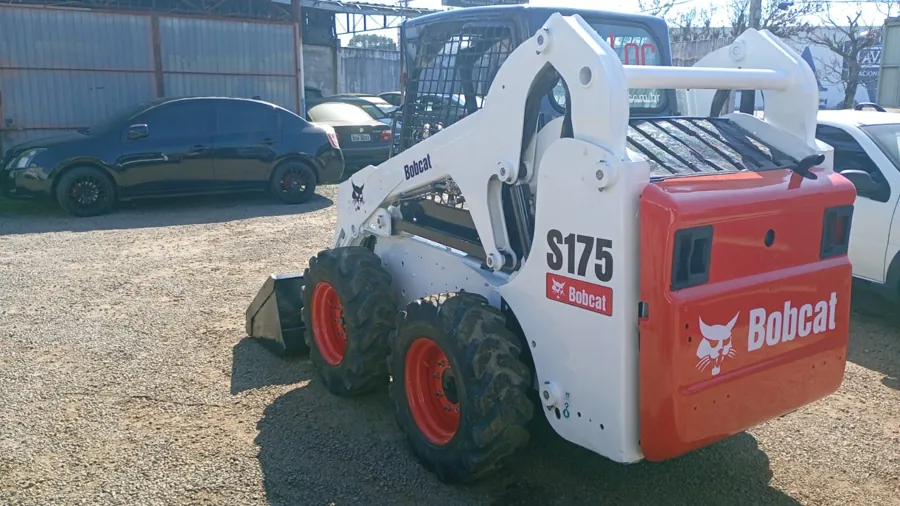 Mini Carregadeira Bobcat S175 usada à venda em Curitiba